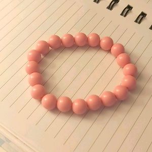 Pink bead braslet.